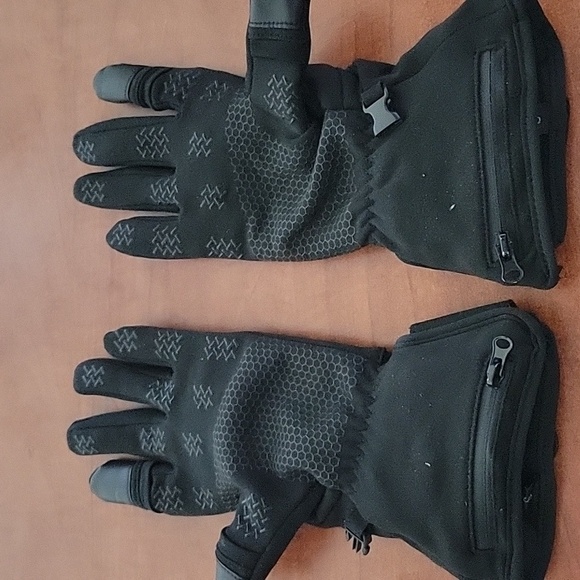 Heated Glove With Touchscreen Capable New - Picture 15 of 16